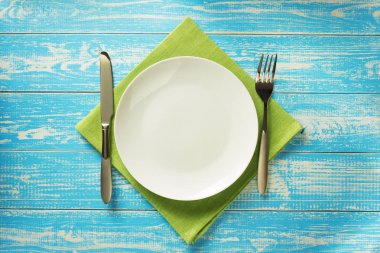 plaka, bıçak ve çatal rustik arka plan üzerinde