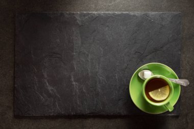 fincan yeşil çay ve kayrak 