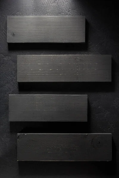 Deski o czarna ściana — Zdjęcie stockowe