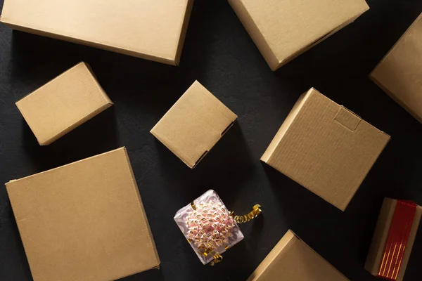 Kartonnen dozen op de vloer — Stockfoto
