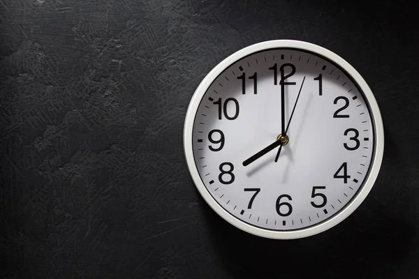 Reloj de pared en fondo negro —  Fotos de Stock