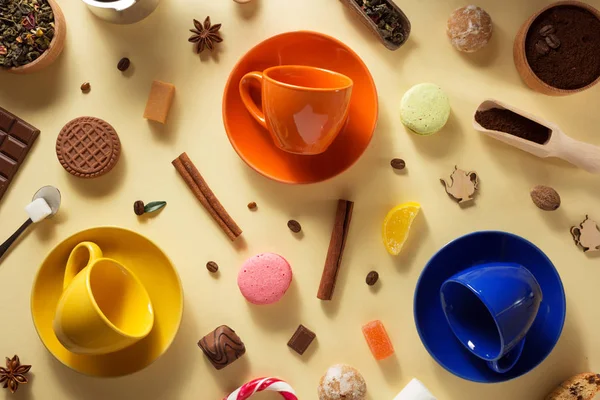 Cups of coffee and tea — Stock Photo, Image