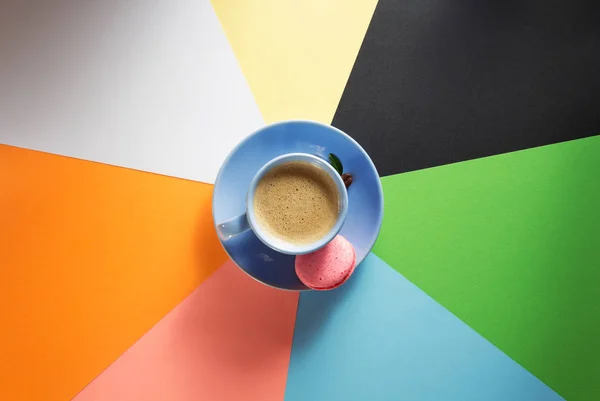Tasse Kaffee bei buntem — Stockfoto