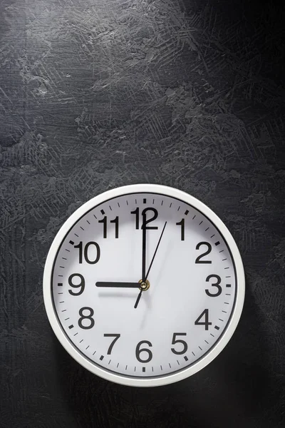 Relógio de parede a preto — Fotografia de Stock