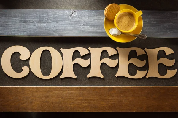Xícara de café e letras em madeira — Fotografia de Stock