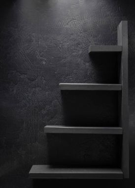 Siyah duvar ahşap raf