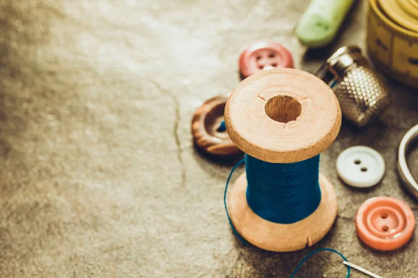 Швейные инструменты и аксессуары на столе — стоковое фото