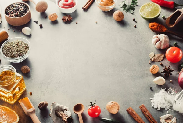 Ervas aromáticas e especiarias à mesa — Fotografia de Stock