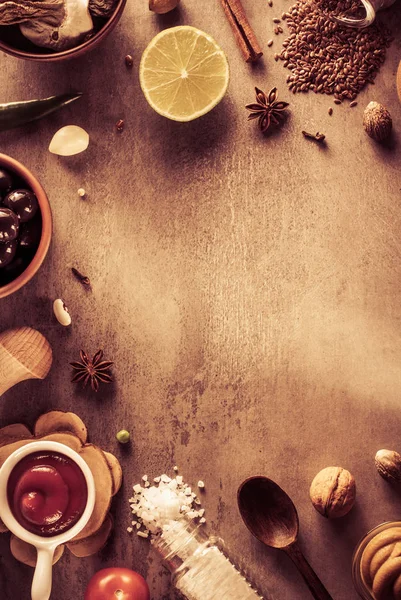 Örter och kryddor på bordet — Stockfoto