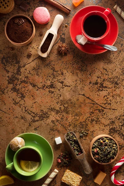 Kopje koffie en thee op tafel — Stockfoto
