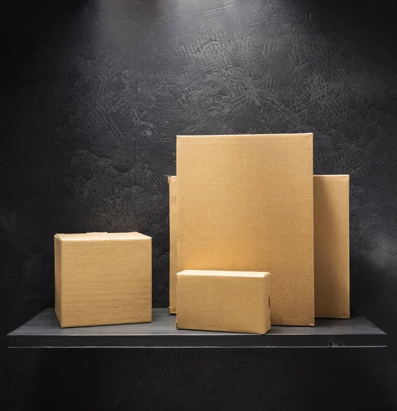 Kartonnen dozen op houten plank — Stockfoto