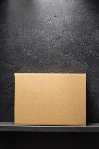 Κουτιά από χαρτόνι σε ξύλινο ράφι — Φωτογραφία Αρχείου