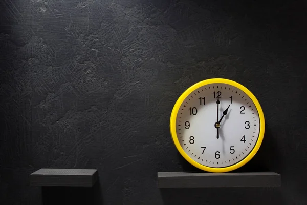 Orologio da parete a mensola su sfondo nero — Foto Stock