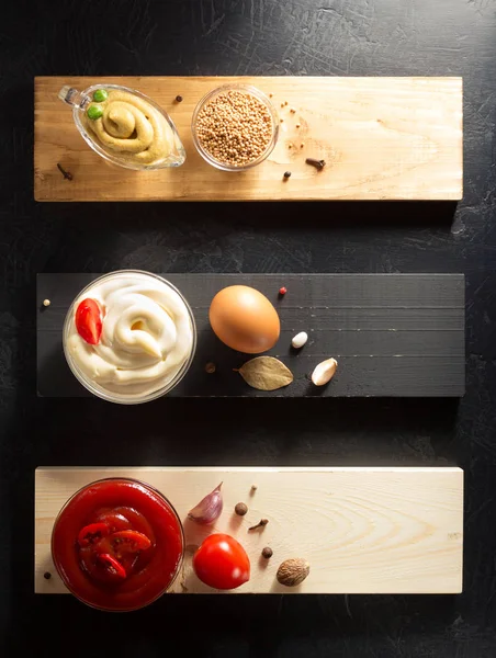 Tomatensauce, Mayonnaise und Senf in Schalen — Stockfoto