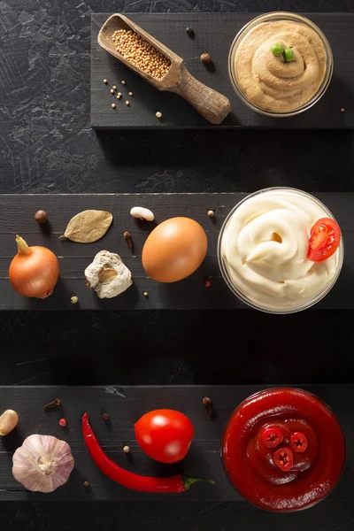 Salsa de tomate, mayonesa y mostaza en tazones —  Fotos de Stock