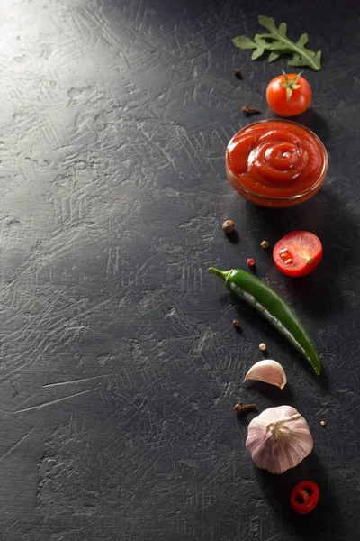 Tomatsås med ingredienser — Stockfoto