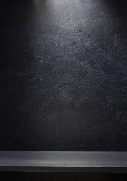 ΡΑΦΙΕΡΑ ΞΥΛΙΝΗ σε μαύρο τοίχο — Φωτογραφία Αρχείου