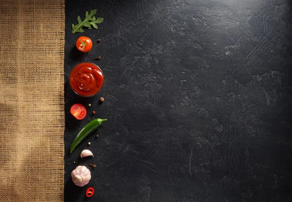 Molho de tomate com ingredientes — Fotografia de Stock