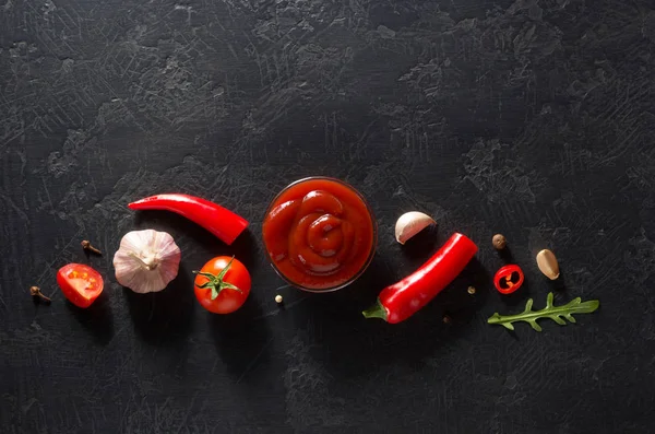 Molho de tomate com ingredientes — Fotografia de Stock
