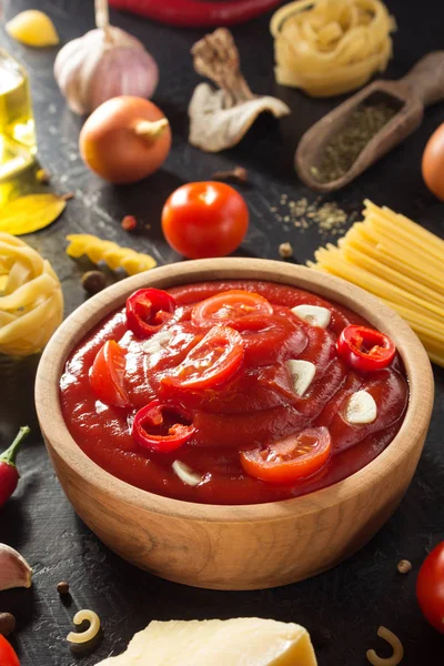 Sauce tomate dans un bol — Photo