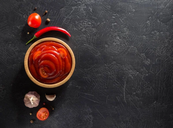 Salsa de tomate en bowl — Foto de Stock