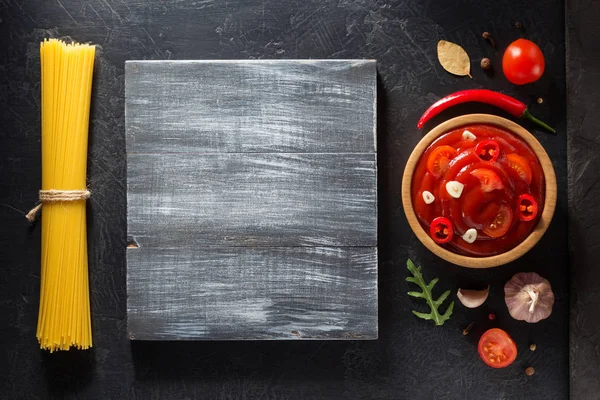 Salsa de tomate en bowl — Foto de Stock