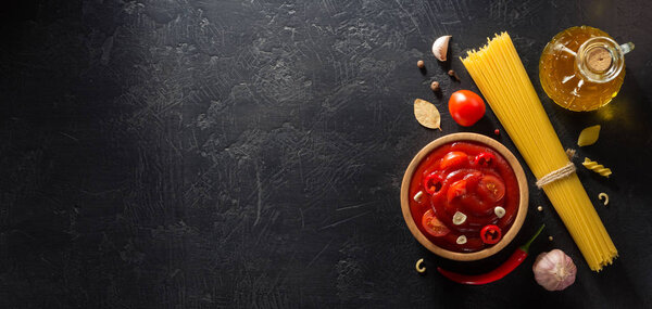 томатный соус в миске 