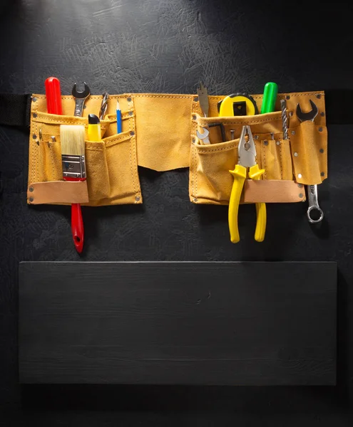 Herramientas e instrumentos en cinturón sobre negro —  Fotos de Stock