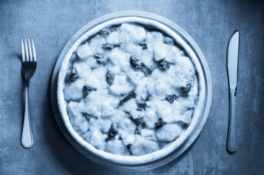 Tablo yüzeyinde İtalyan pizza
