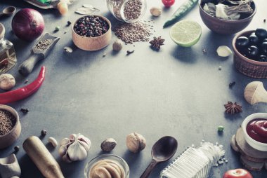 otlar ve baharatlar masada 