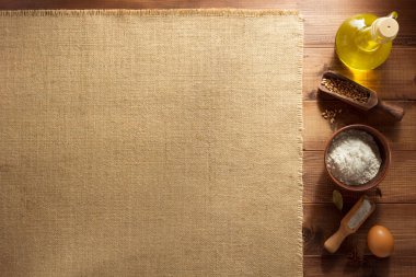 Ahşap üzerine ekmek yapım ürünleri