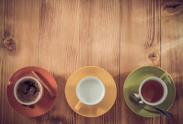 Kopje thee, melk, koffie op hout — Stockfoto