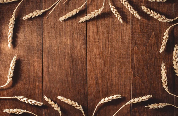 Spighe di grano su legno — Foto Stock