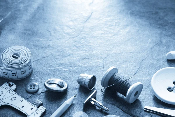 Швейні інструменти та аксесуари на столі — стокове фото