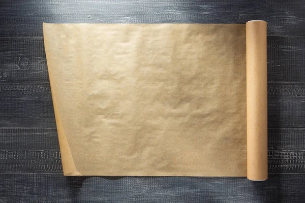 Scroll van bruin papier op hout — Stockfoto