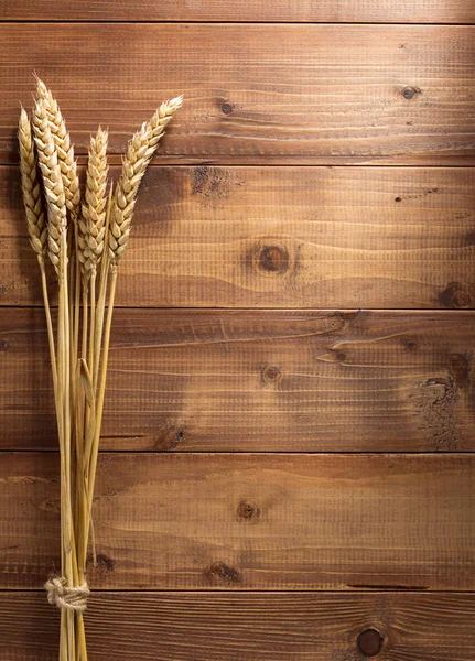 Ears of wheat on wood — Stock Photo, Image