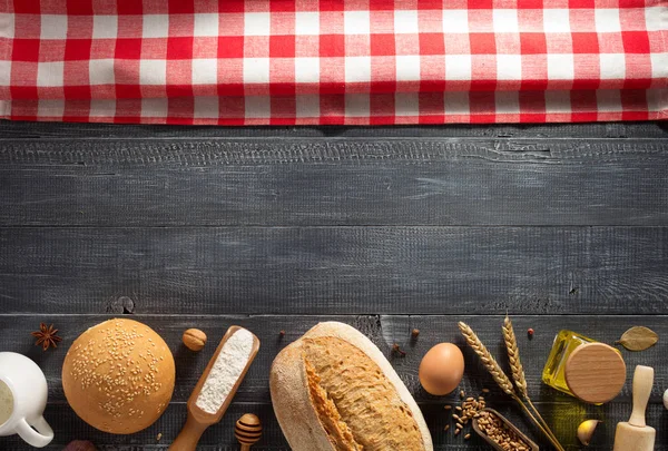 Pane e prodotti da forno su legno — Foto Stock