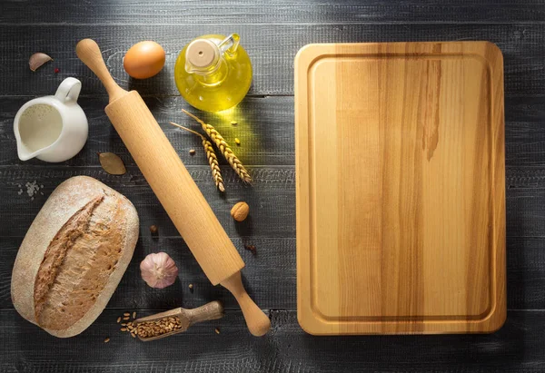 Pan y productos de panadería sobre madera — Foto de Stock