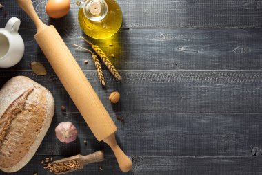 ekmek ve pastane ürünleri ahşap üzerine 