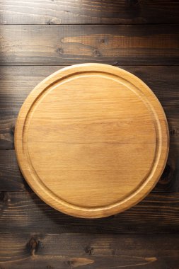 Pizza kesme tahtası kahverengi zemin