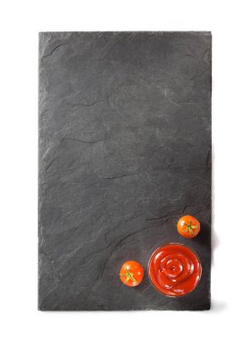 Domates sosu beyaza izole edilmiş.