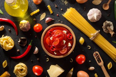 siyah arka plan üzerine bir kapta domates sosu