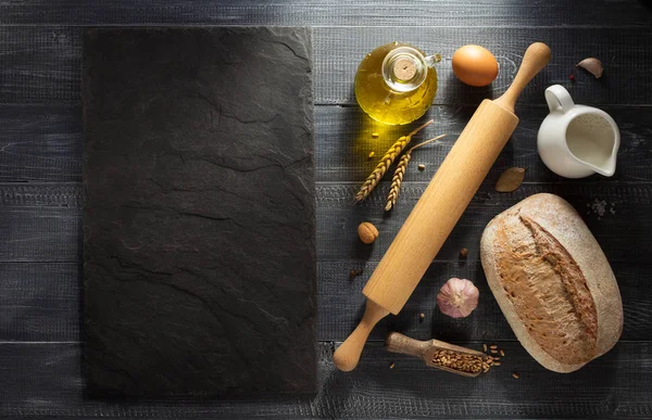 在木材上的面包和糕点产品 — 图库照片