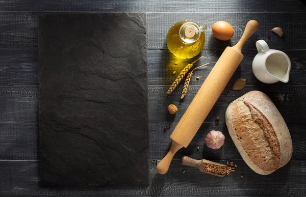 Produtos de panificação e padaria em madeira — Fotografia de Stock