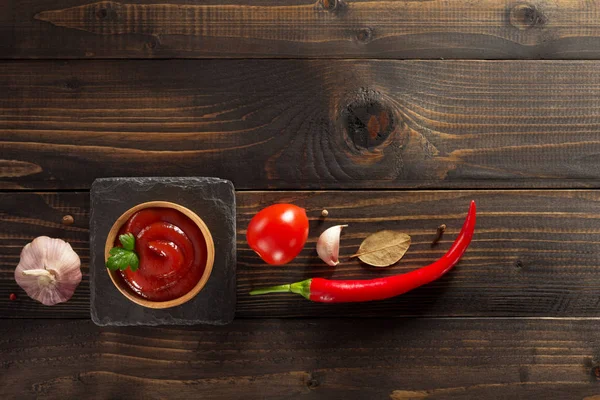 Salsa de tomate en un tazón de madera — Foto de Stock