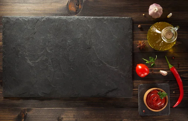 ahşap kase domates sosu