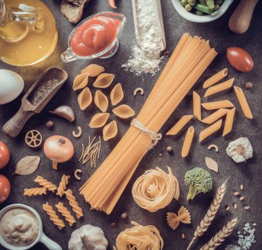 pişmemiş makarna malzemeleri