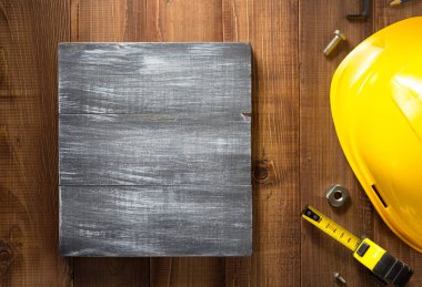 ahşap masa üzerinde inşaat araçları