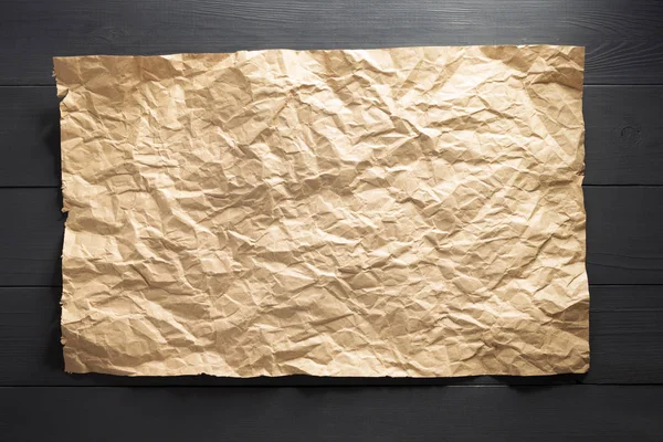 Морщинистая бумага на дереве — стоковое фото