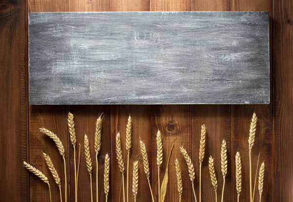 Chicchi di grano su legno — Foto Stock